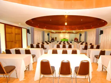 Phatad Valley Hotel Отели рядом с достопримечательностью «Wat Khuan Khao Laem»