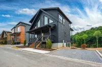 Prime location, Dollywood, 4 minutes to Parkway, No steep roads, Indoor pool