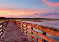 3-bed condo, 1 floor, mins from beach and Marshwalk, year round golf & fishing.