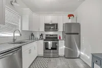 Beautiful 2-Bedroom Walk to Beach/Restaurants