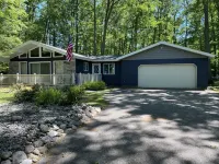 Private, Cozy, Quiet on double lot near Beautiful Higgins and Houghton Lakes