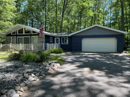 Private, Cozy, Quiet on double lot near Beautiful Higgins and Houghton Lakes