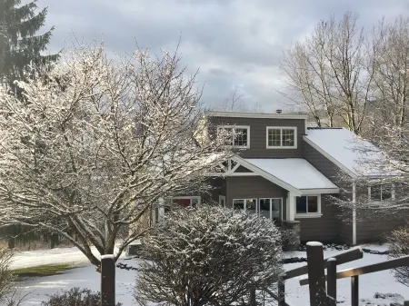 Newly renovated, hot tub and 1 mile from town, across from Holimont!