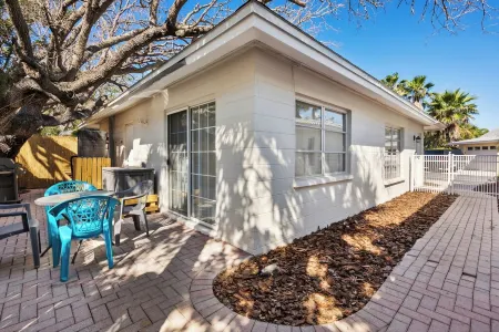 Chloe's Villa on Siesta Key, A Private 1/1 Escape Отели рядом с достопримечательностью «Лоренс Чип Бич»