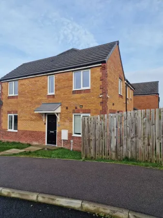 Entire luxurious 3 bedroom house in Wigan,Greater Manchester with free parking.