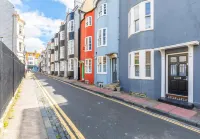 Central Pier Place - Large Group House Sleeps up to 16