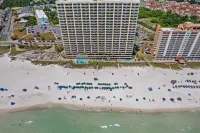 Bahama Breeze by Avantstay Gulf Front, 2 Pools, Beach Chairs Included!