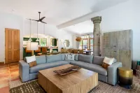 Lux - Historic Tennis Club Enclave - King Beds
