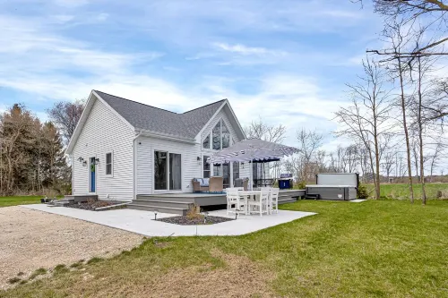 Hidden Haven - Luxury Cottage w/ Hot Tub & Scenic Views Hotels in Centerville