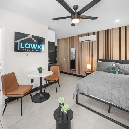 Baybreeze Apartments by Lowkl
