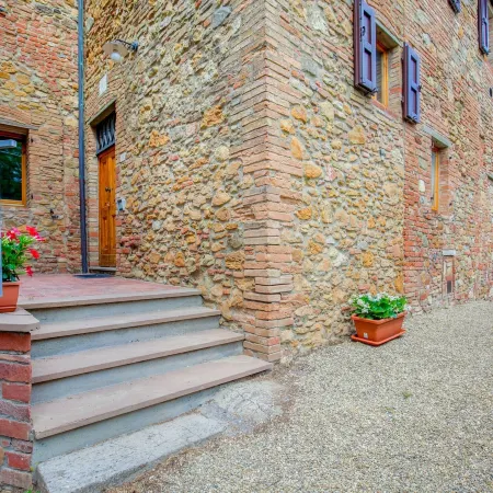 Spacious Tuscany Retreat