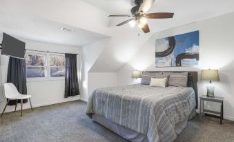 Foggy River Retreat For 16!