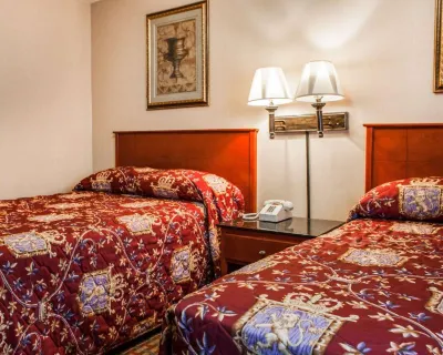 Rodeway Inn Hotels near Roberto Clemente Park