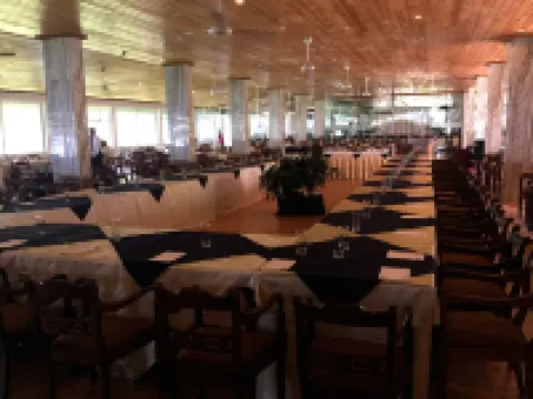 Hotel Sudu Araliya - parking