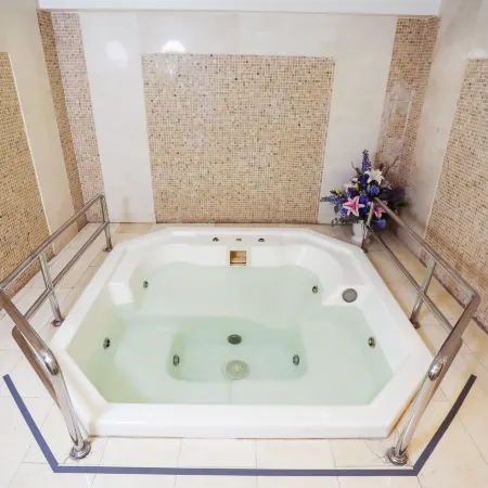 Thaisun Bangkok Hotel (Near BTS Phra Khanong) Отели рядом с достопримечательностью «Торговый центр DONKI Thonglor»