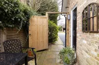 Stunning Private en-Suite Studio in Cobham Hotels near Argos Cobham (Inside Sainsbury's)
