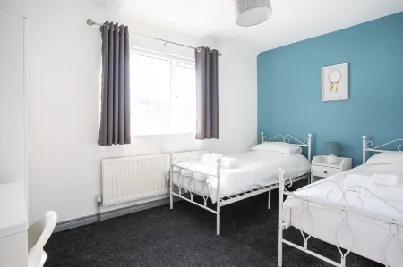 Fully Refurbished North Belfast Home Отели рядом с достопримечательностью «Кафедральный собор Сейнт Питер»