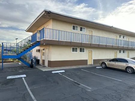 American Inn - Perris Отели рядом с достопримечательностью «Orange Empire Railway Museum»