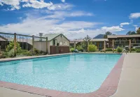 Blue Door Inn - Pools
