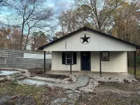 Charming 1-bedroom house in Ore City with WiFi