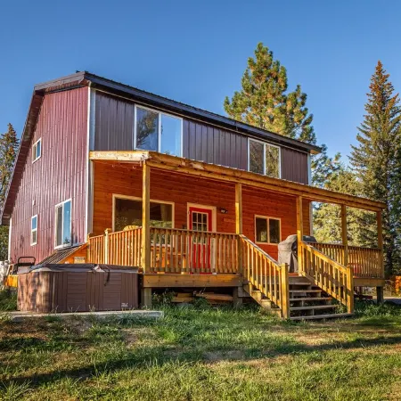Glacier National Park-cozy, rustic home w/ hot tub, just 6 minutes to the park
