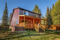 Glacier National Park-cozy, rustic home w/ hot tub, just 6 minutes to the park
