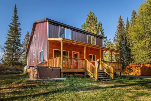 Glacier National Park-cozy, rustic home w/ hot tub, just 6 minutes to the park