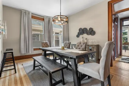 Style and Luxury - Unbeatable Location Отели рядом с достопримечательностью «UWM English as a Second Language Program»