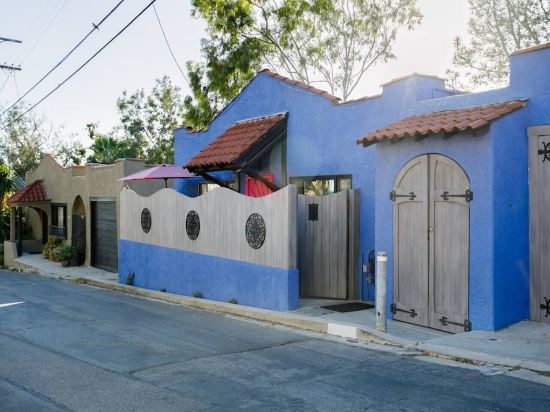 Fun Pop-Art Pad in Silver Lake, Huge Balcony with Park View