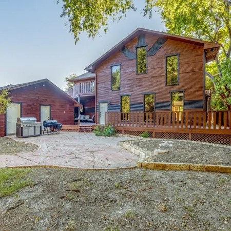 Lakefront Estate With 2 Kitchens Perfect for Events & Families