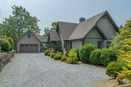 Mountain Views and Cozy Screened-In Porch - Charming Custom Retreat Отели рядом с достопримечательностью «Lake Tahoe»