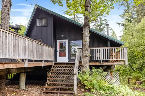 Cozy Cabin in Central Girdwood W/ Wood Stove, Washer/Dryer, & Free WiFi Hôtels à : Girdwood