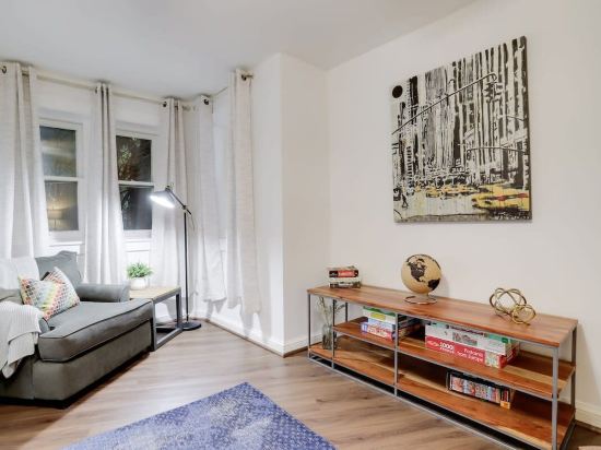 Cozy Basement Retreat with Kitchen and Stylish Living Area - Inviting Escape