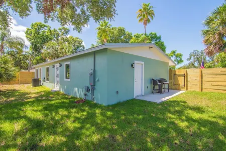 Charming, Fully Renovated  3bd/2bth house in awesome Vero Beach. Dogs welcome!
