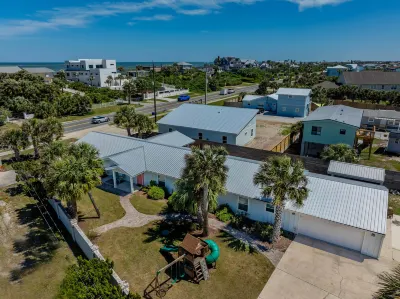 Gorgeous Retreat - Private Pool, Hot Tub, BBQ, Playground
