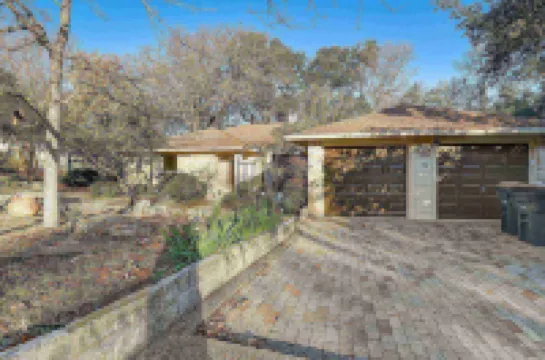 Charming Backyard Oasis and Cozy Living Space - Delightful Retreat