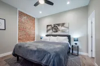 Exposed Brick and Modern Kitchen Amenities - Charming Historic Retreat โรงแรมใน