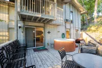 Hot Tub and Private Decks Amidst Nature's Beauty - Charming Retreat Hotels in Niangua Township