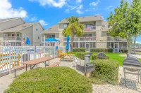 Spacious Modern Condo with Pool Access - Stunning Retreat Hotels in Garden City