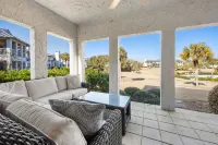 Stunning Villa with Poolside Access and Modern Amenities - Exquisite Escape