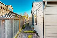 Contemporary wine country cottage with deck in the heart of Dundee