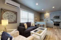 Stylish bayside condo with WiFi & pool - close to the beach & restaurants