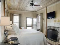 Waterfront Access and On-Site Amenities - Charming Coastal Retreat Hotels in Pamlico County