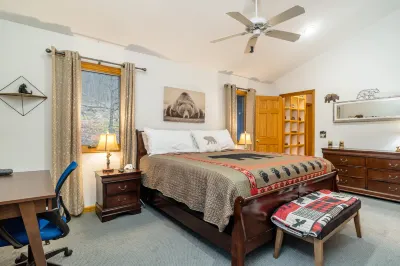 Charming Getaway with Wrap-Around Decks - Cozy Retreat in Nature Horizons Edge Sports Campus 주변 호텔