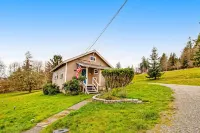 Tranquil cottage with mountain view, fast WiFi & W/D - walk to waterfront Hotels in Gig Harbor