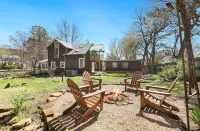 Vintage Decor with Outdoor Living Space and Sauna - Charming Cozy Oasis Hotel di Fayetteville