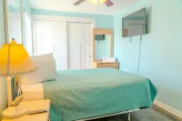 Spacious Kitchen and Modern Decor - Charming Coastal Retreat Hotels in Garden City
