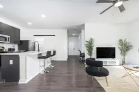 Serene Oasis with Private Patio and Fast Wifi - Spacious Retreat