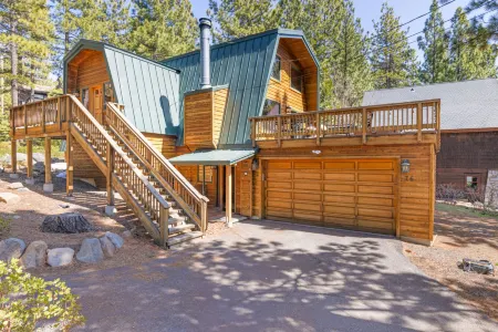 Lake View, Private Hot-Tub and Game Room - Spacious Cozy Cabin