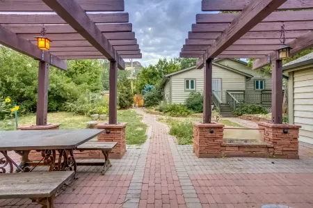 Mountain Views and Fenced Yard - Charming Golden Hideaway Отели рядом с достопримечательностью «Маунт Голиат Нэчурал Арея»